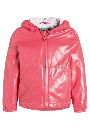 Różowa, błyszcząca kurtka przeciwdeszczowa z kapturem. Wyposażona w pełny zamek błyskawiczny z przodu, elastyczne mankiety, dwie przednie kieszenie oraz szare, materiałowe podszycie.