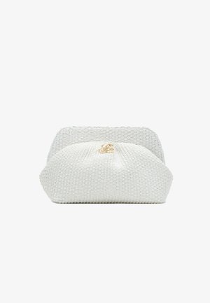 Witte textuur geweven clutch met gouden logodetail gecentreerd op de bovenklep tegen een witte achtergrond.