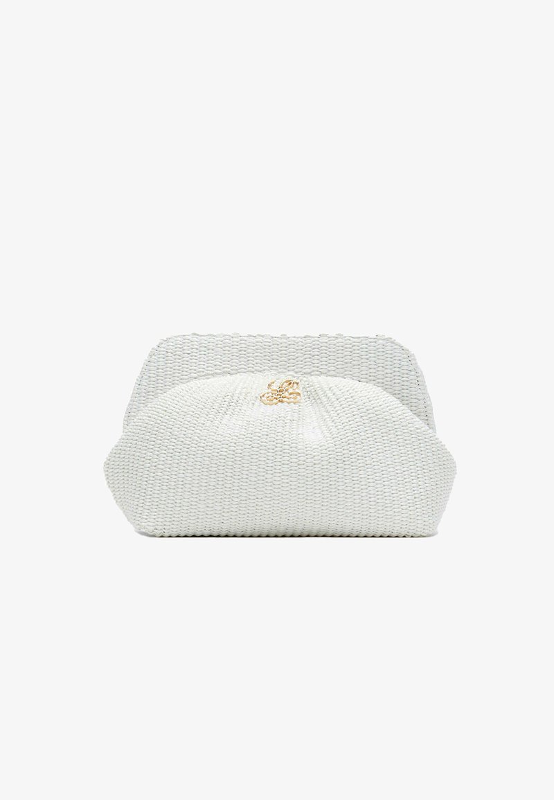 Pochette tissée texturée blanche avec détail logo doré centré sur le rabat supérieur sur fond blanc.