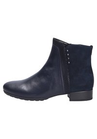 Bottes chelsea bleu marine en cuir lisse, avec des accents en suède, un petit talon carré et des clous décoratifs en métal sur le côté.
