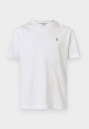 Camiseta blanca de manga corta y escote en V con pequeño logotipo "M OP" en el pecho izquierdo y etiqueta "Marc O’Polo" dentro del cuello.