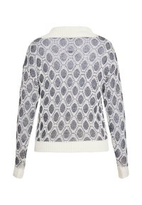 Pulover alb tricotat cu un model în diamante de culoare navy, guler și manșete cu nervuri, textură ușoară și design cu țesătură deschisă.