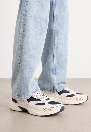 Sneakers - white