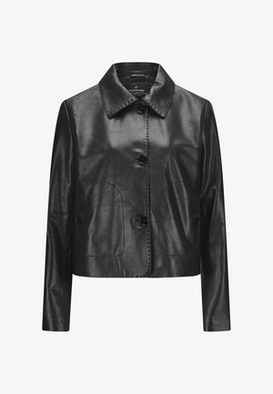 Schwarze, kurz geschnittene Lederjacke mit Kragen, Knopfverschluss und zwei Fronttaschen; glatte Textur und minimalistisches Design.