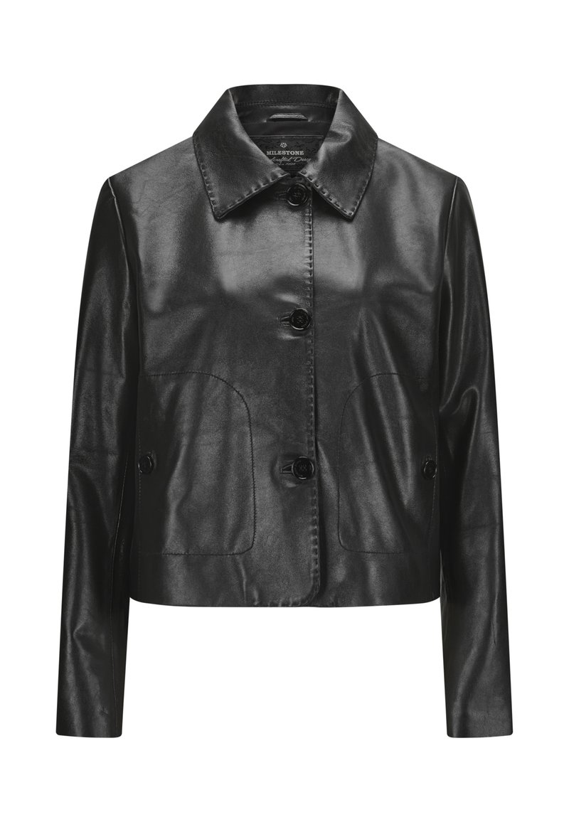 Schwarze, kurz geschnittene Lederjacke mit Kragen, Knopfverschluss und zwei Fronttaschen; glatte Textur und minimalistisches Design.