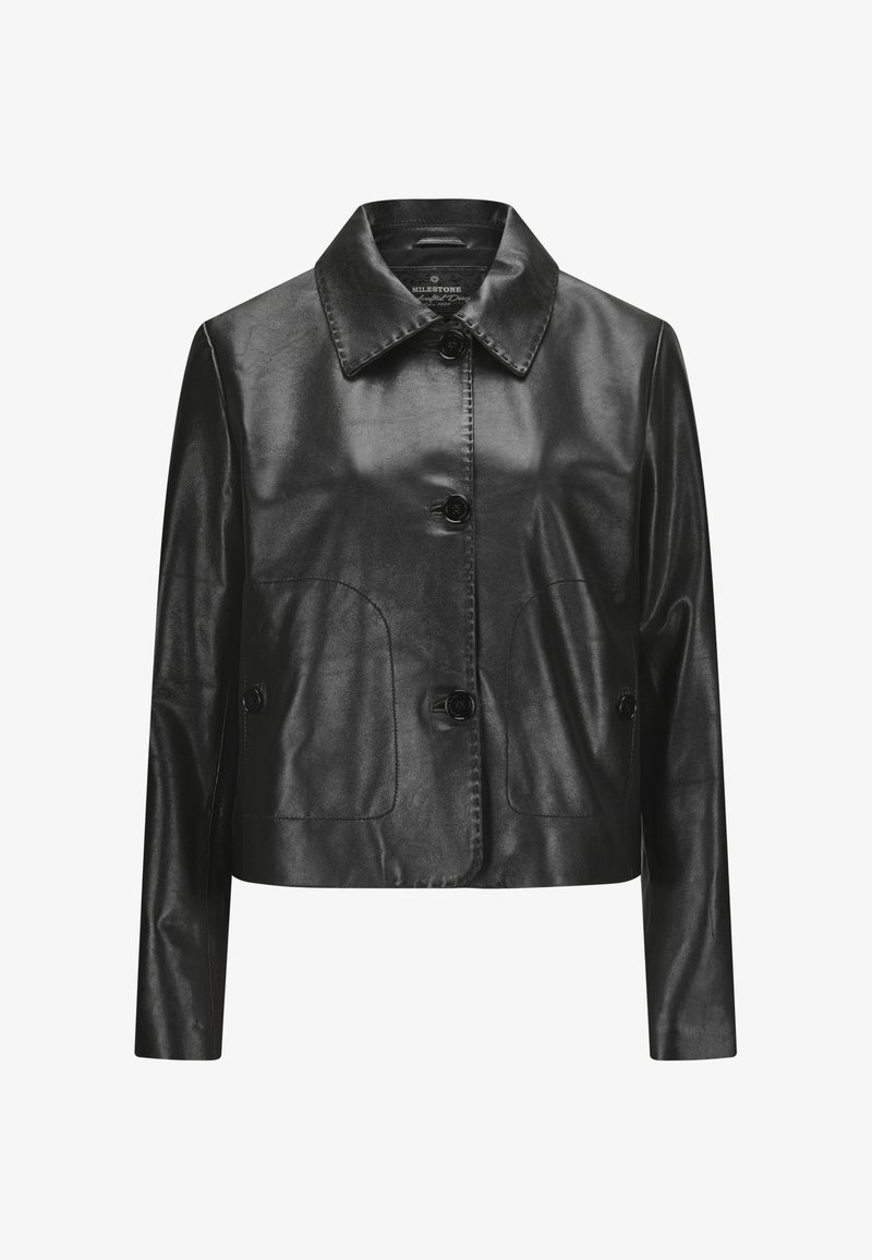 Schwarze, kurz geschnittene Lederjacke mit Kragen, Knopfverschluss und zwei Fronttaschen; glatte Textur und minimalistisches Design.