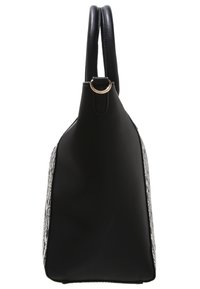 Czarna torebka z teksturowanymi bokami, gładkim wykończeniem, sztywnym kształtem i dwoma rączkami. Posiada okrągły metalowy element u góry.