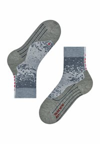 Graue gemusterte Socken mit einer Mischung aus Texturen. Das Design umfasst geometrische Muster und einen gerippten Bund, mit roten Akzenten.