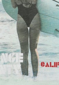 Donna in costume da bagno nero che tiene una tavola da surf, in piedi in acqua bassa vicino alla riva. Testo parziale bianco e rosso sull'immagine.