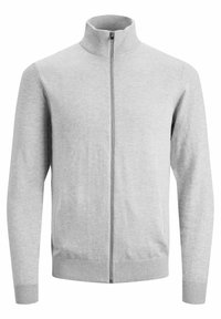 Svetle šedý svetřík na zip, vyrobený z měkké látky, s vysokým límcem, žebrovanými lemy na rukávech a v pase a se bočními kapsami.