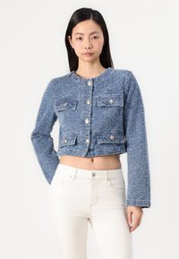 Afgesneden blauwe tweed jasje met lange mouwen, vier voorkeurszakken en zilveren knopen. Glad oppervlak met een gestructureerd ontwerp.