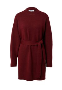 Langärmliges, bordeauxfarbenes Strickkleid aus weichem Material. Verfügt über einen hohen Halsauschnitt und einen Kordelgürtel in der Taille. Rippbündchen an den Ärmeln und am Saum.