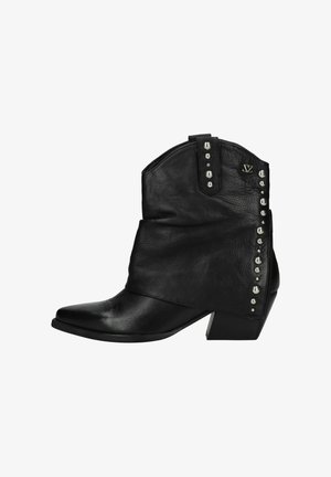 Czarny skórzany botek do kostki z wydłużonym noskiem, luźną konstrukcją i srebrnymi metalowymi ćwiekami wzdłuż boku. Posiada niski słupek.