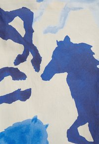 Silhouettes bleues abstraites d'une personne levant un seau et d'une tête de cheval sur un fond clair dans un style aquarelle.