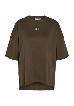 T-shirt surdimensionné vert olive en tissu doux, avec des manches courtes, un col rond et un petit logo blanc sur la poitrine.