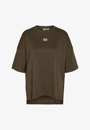 T-shirt surdimensionné vert olive en tissu doux, avec des manches courtes, un col rond et un petit logo blanc sur la poitrine.
