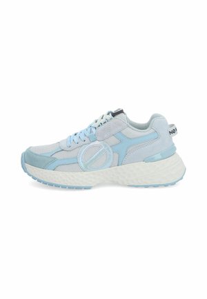 Baskets bleu clair en mesh et daim, avec une semelle blanche texturée, un logo rond en relief, et des détails contrastants gris et bleu ciel.