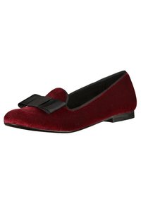 Rote Samtflatschuh mit abgerundetem Zehenbereich, ausgestattet mit einer schwarzen Satinschleife auf der Vorderseite und einem niedrigen schwarzen Absatz. Glatte Textur.