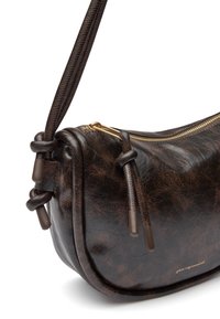 Borsa a spalla in pelle marrone con chiusura a zip, forma arrotondata, dettagli annodati e accenti in metallo dorato. Superficie testurizzata con una finitura vintage.