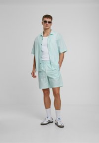 Urban Classics SEERSUCKER - Shorts - frostmint
