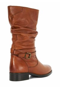 Botte en cuir marron jusqu'au genou avec un design froncé, mettant en avant une accroche de boucle sur le côté et un talon en caoutchouc noir solide.