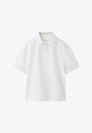 Hvid poloshirt med korte ærmer, to knapper og en foldet krave, vist på en hvid baggrund.