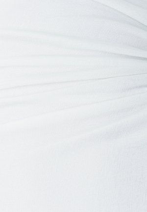 Weißer Stoff mit einer glatten, dehnbaren Textur, versehen mit gerafften Details und einem dezenten Glanz, der sanfte Wellen über die Oberfläche bildet.