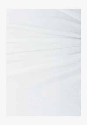 Hvidt stof med en glat, strækbart tekstur, der har sammensyning og en subtil glans, hvilket skaber bløde bølger på overfladen.