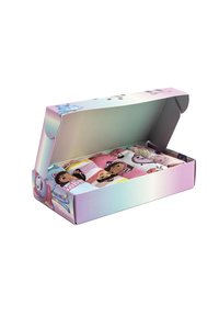 Kleurrijke cadeauverpakking met een glanzende, pastelachtige buitenkant, gevuld met patroon-sokken met cartoonfiguren in verschillende kleuren en ontwerpen.