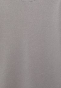 Tissu gris uni avec une texture lisse, légèrement chiné, et une couture de col rond visible.