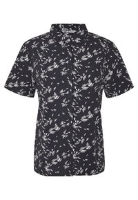 Camisa de manga corta en tela negra con un patrón floral blanco. Presenta un cuello con solapa y cierre frontal de botones.