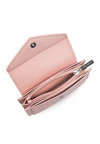 Portefeuille en cuir rose clair avec fermeture à pression, plusieurs compartiments, et une poche zippée équipée d'une languette métallique de marque Lancaster.