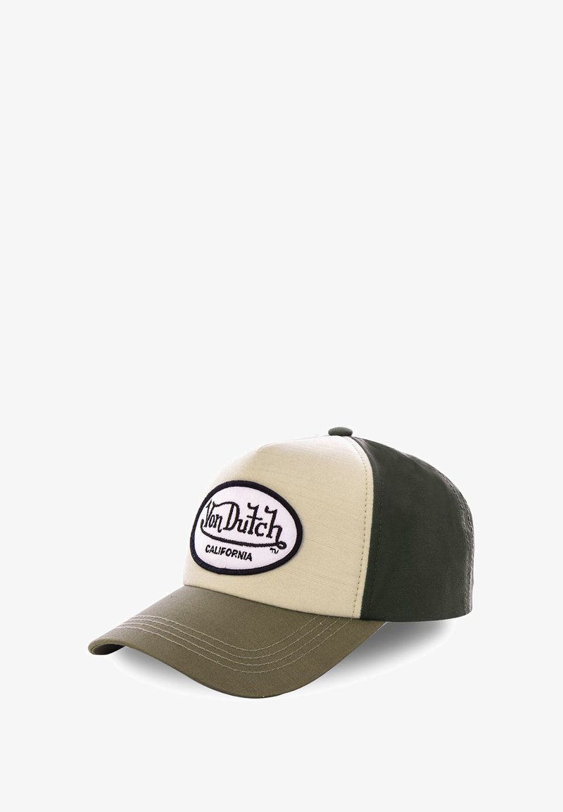 Casquette à visière courbée, arborant une gamme de couleurs olive et beige. Elle présente un patch logo brodé noir avec l'inscription "Von Dutch California."