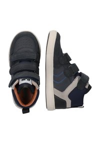 Donkerblauwe hoge schoenen met drie klittenbandbandjes, bovenwerk van suede en synthetisch materiaal, witte zool, gevoerde kraag en oranje voering.