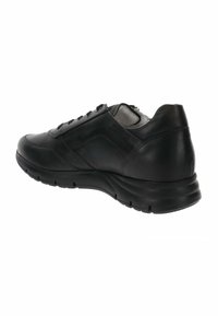 Sneaker in pelle nera con profilo basso, punta arrotondata, superficie testurizzata e suola imbottita con motivi di battistrada distintivi.