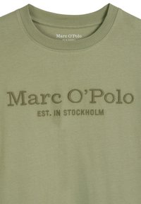 T-shirt z bawełny w oliwkowym kolorze, z żebrowanym dekoltem w serek i haftowanym logo marki "Marc O'Polo EST. W Sztokholmie" w dopasowanym kolorze.