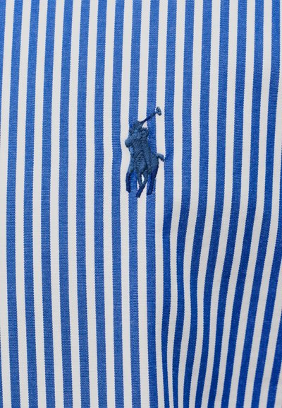 Material cu dungi verticale albastre și albe, cu un logo mic brodat al unui jucător de polo și cal în albastru închis centrat.