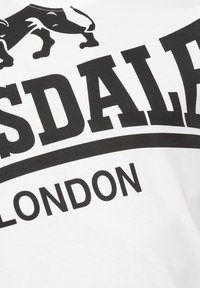 Balta medvilninė marškinėliai su ryškiu juodu liūto grafiniu piešiniu ir tekstu "LONSDALE LONDON" paryškintu šriftu.