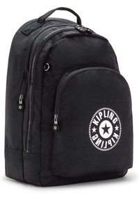 Mochila de tela negra con compartimentos dobles con cremallera, bolsillo frontal y un logo circular blanco de "Kipling" con un acento de estrella. Material texturizado.