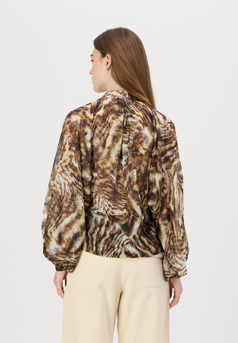 Langärmlige Bluse aus leichtem, transparentem Stoff mit einem braun-cremefarbenen Tierdruck, hohem Ausschnitt und gefälteltem Rückenbereich.