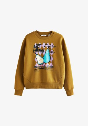 Sudadera de color mostaza con cuello redondo, hombros caídos, que presenta una impresión gráfica de peras y texto en la parte delantera. Textura suave.