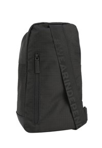 Črna tekstilna torba za ramo z gladko teksturo, zavarovano stransko žepko, nastavljivim trakom in ravnim dnom za stabilnost.