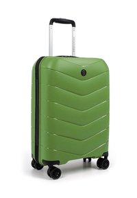 Zelený tvrdý kufr s chevronovým vzorem, černým zipem, čtyřmi kolečky a sklopnou stříbrnou rukojetí. Logo značky na přední straně.