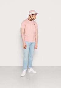 Levi's® ORIGINAL HOUSEMARK TEE - T-shirt básica - silver pink