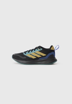 Scarpa sportiva nera con accenti blu e oro, tomaia in rete, suola in gomma e ammortizzazione Cloudfoam. Presenta lacci e un'etichetta posteriore per il sollevamento.