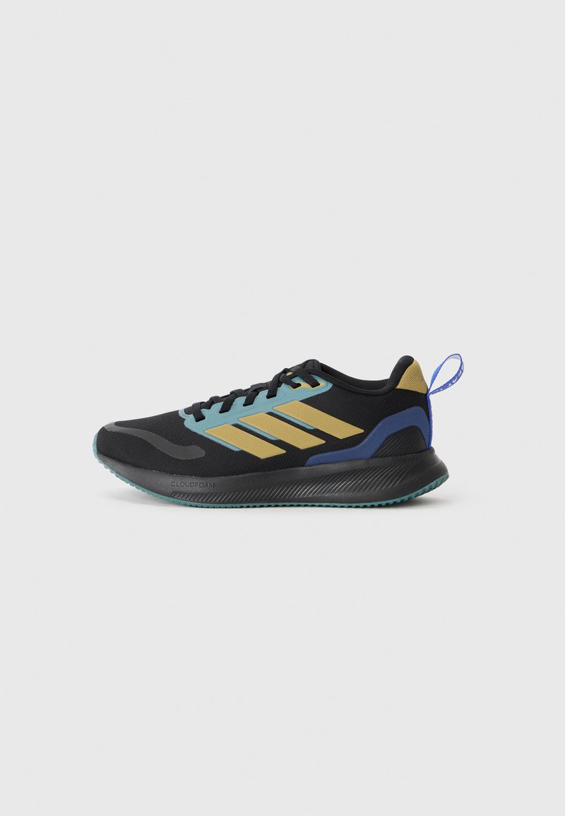 Chaussure de sport noire avec des accents bleus et dorés, tige en maille, semelle en caoutchouc et amorti Cloudfoam. Présente des lacets et une languette au dos.