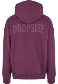 Violetinė gobtuvinė striukė, pagaminta iš minkštos medžiagos, su raišteliu ant gobtuvo ir tekstu "DROPSIZE", išspausdintu išryškintai ant nugaros.