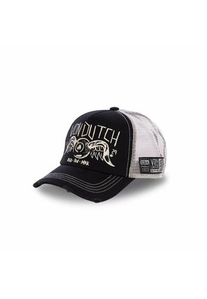 Gorra trucker en blanco y negro con visera curva, gráfico frontal de alas y rueda, parte trasera de malla y detalles desgastados en la visera.