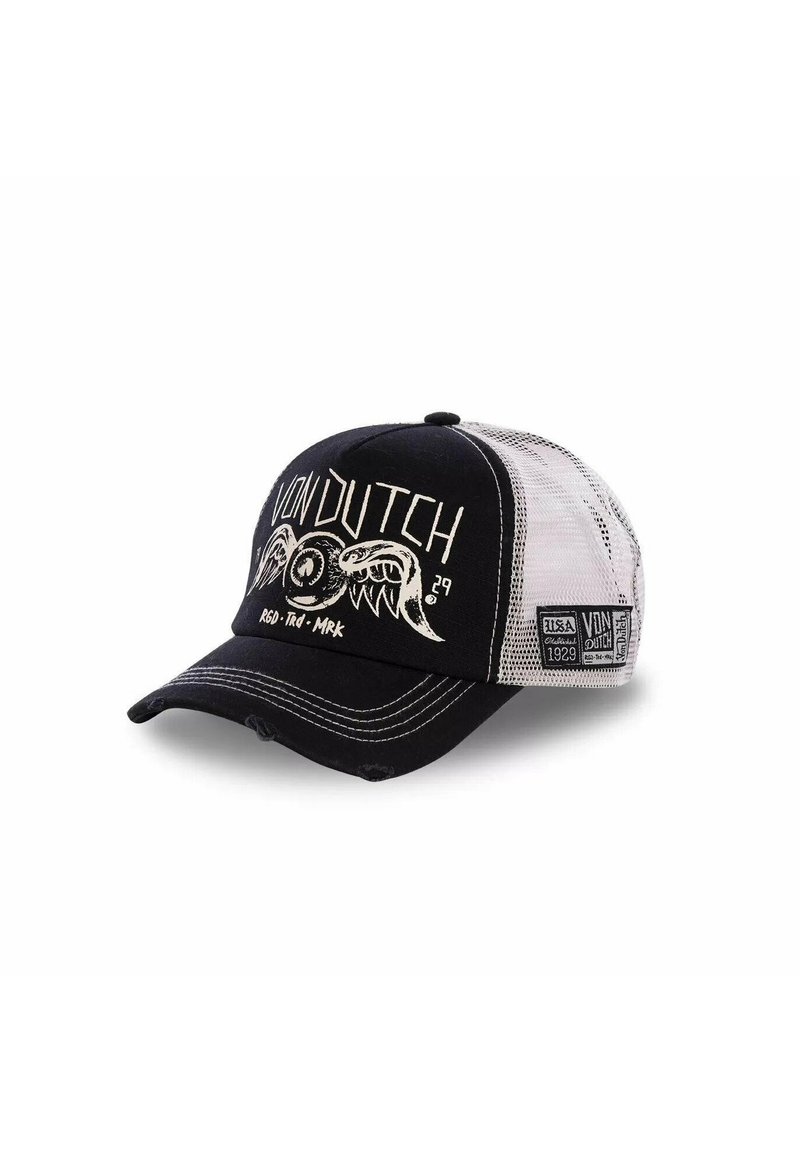 Gorra trucker en blanco y negro con visera curva, gráfico frontal de alas y rueda, parte trasera de malla y detalles desgastados en la visera.