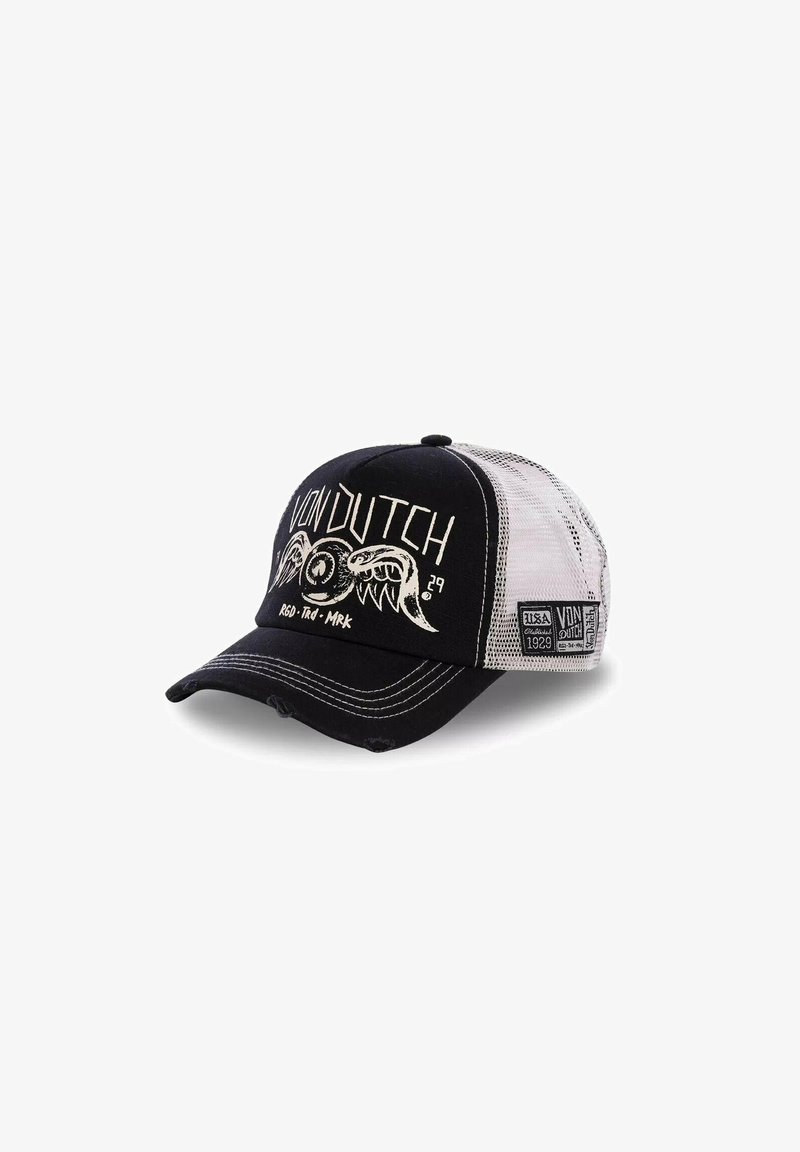 Gorra trucker en blanco y negro con visera curva, gráfico frontal de alas y rueda, parte trasera de malla y detalles desgastados en la visera.